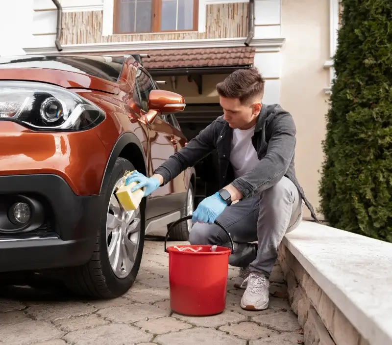 Lavage auto à domicile Saint-Sulpice : professionnel intervenant sur un véhicule